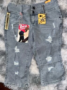 Hybrid & Co Light Wash Distressed Bum Lifter Capri Jeans - NWT Size 11